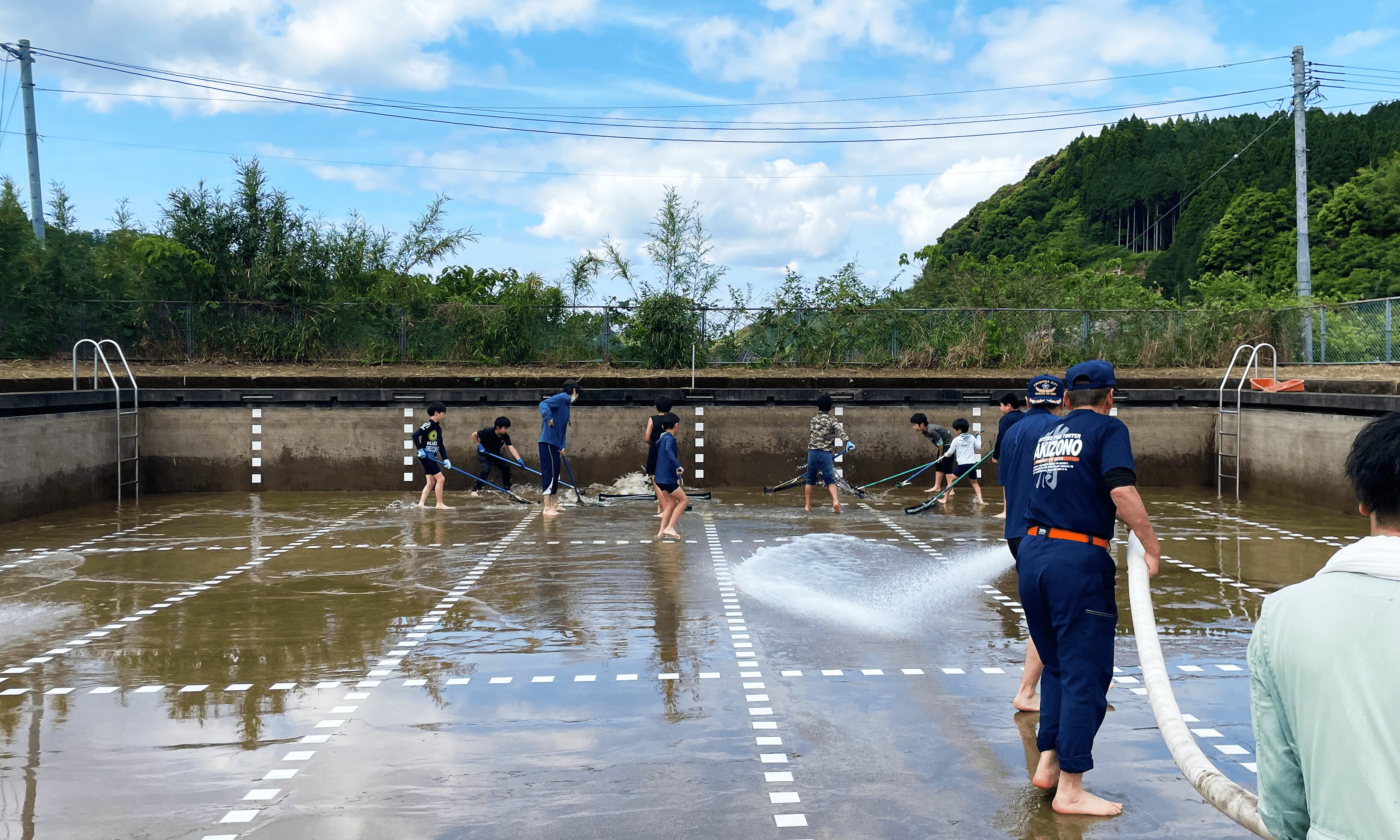 小学校プール掃除パート2「消防団とコラボ」